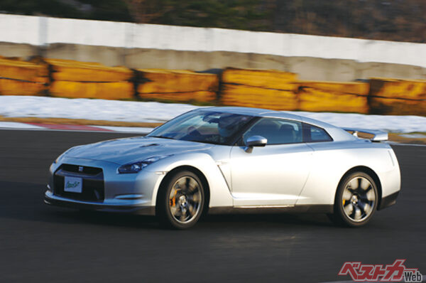 2007年10月24日、東京モーターショーでデビュー。480ps、60.0kgm。価格は777万円から