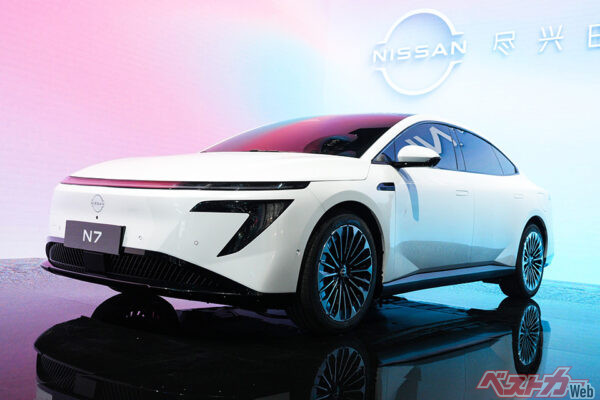東風日産のN7。全長4.9m級の電動大型セダンで、発売1カ月半で2万台を受注した