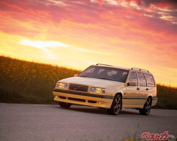 スポーティな限定モデルも何度かリリースされた850シリーズ。画像は限定のT-5R。淡い黄色のボディカラーはT-5Rの専用色。当時、羨望の存在だったのだ