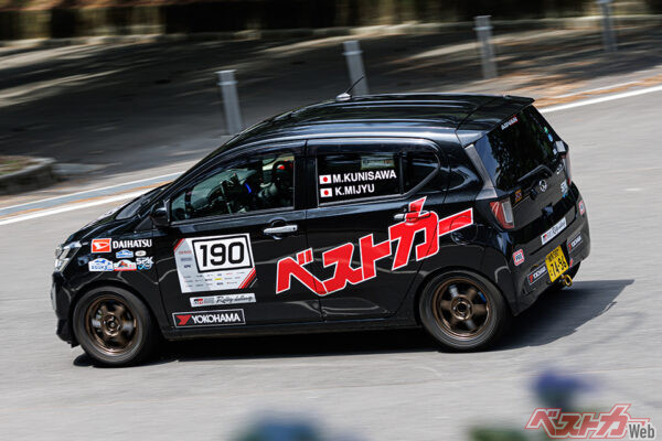 約80馬力と700kg台の軽い車重でヤリスやアクアと変わらぬ速さを見せる