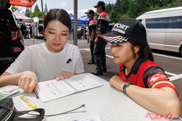 コ・ドラ初体験のジャーナリスト、黒木美珠氏(左)と、黒木氏をサポートするD-SPORTレーシングチームの上原あずみ氏(右)