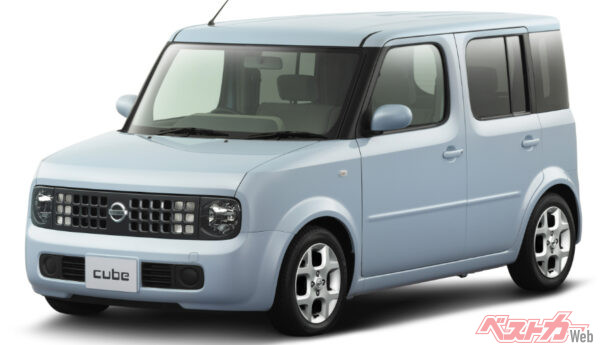 懐かしの2代目キューブ。上のハイウェイスター「Gターボ」のホイールデザイン、コレに似ている。とてもいいじゃないか！