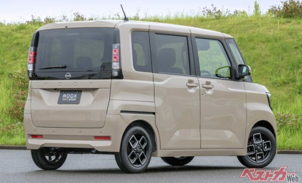 ハイウェイスター「X」。スクエアなデザインがあしらわれた14インチアルミホイール。リアスタイルもイケてます!