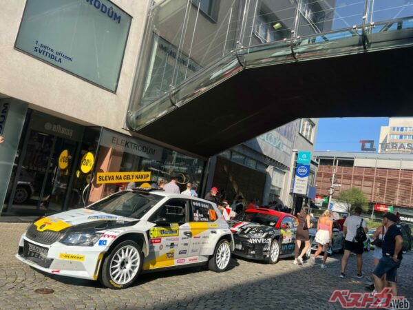 シェイクダウン前も冷静な新井大輝選手。ボンネットをよーく見るとベストカーロゴが!