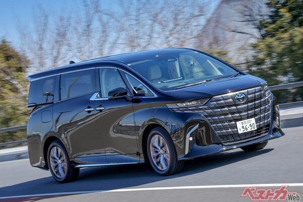 トヨタ アルファードPHEV(1065万円)。全長4995×全幅1880×全高1945mm、2.5L、直4(177ps/22.3kgm)+M(182ps/54ps)