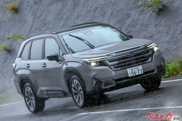 スバル フォレスター（404万8000～459万8000円）。全長4655×全幅1830×全高1730mm、2.5L、水平対向4（160ps/21.3kgm）＋M（119.6ps）