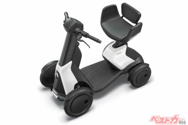 目線が高く、洗練されたスタイリッシュなデザインが特徴の「e-SNEAKER」。高齢者のみならず、幅広い年齢層のユーザーの利用も想定している