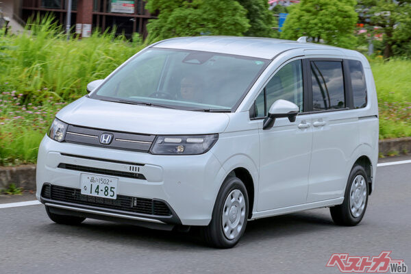 ホンダ フリード（262万3500～360万2500円）。全長4310×全幅1695×全高1755mm、1.5L、直4（106ps/13.0kgm）＋M（123ps）