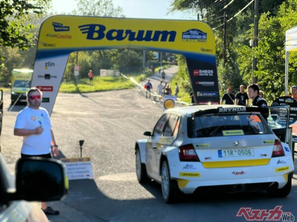 新井選手は地元選手とアツい走りを繰り広げた