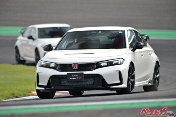 ときには新車特約を利用して別の車種や同一中古車を探すことを検討する必要もある。画像はこれまた受注停止で有名シビックタイプR。