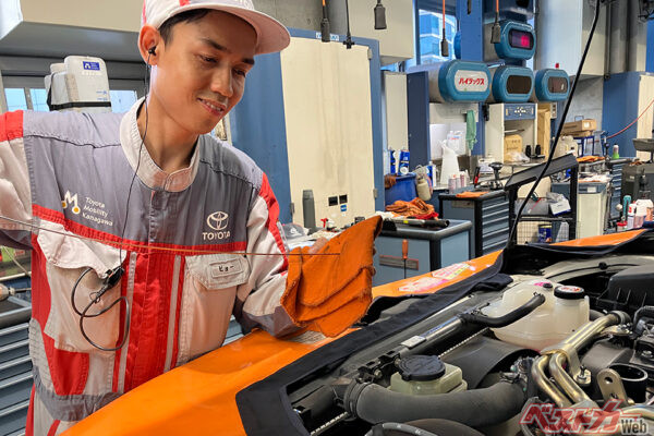 大学で経済を学んだミャンマー出身のピョーさんは横浜駅近くのトヨタディーラーが職場。クラウンのオーナーになるのが夢だ