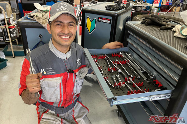 「日本はとても安全な国。世界的にクルマはまだまだ有望だ」と強調してくれたネパールのカンデルさんの当初の悩みは日本語だった