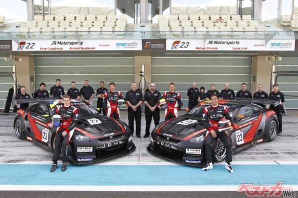 2011年のFIA-GT1選手権。ミハエル・クルム（23号車左側）とルーカス・ルアー（23号車右側）ドライバーズチャンピオンを獲得し日産初の世界選手権のタイトルとなった