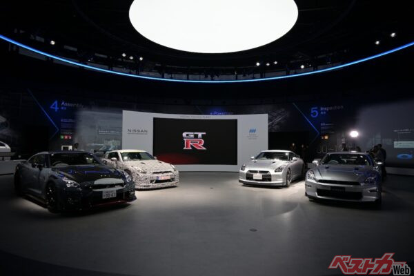 初期モデルから最新のニスモまで並んだ栃木工場のホール。最後の時が迫っている