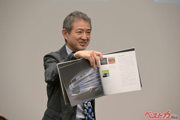 カタログへの想いなどを語る田村さん。チューンドカーまで愛し、さらに軽快な語り口に国内外でファンも多い