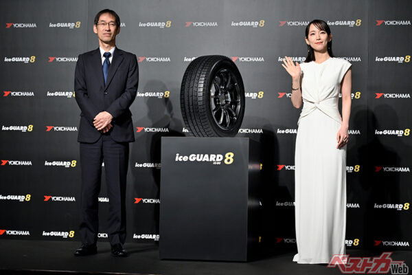 発表会ではCMキャラクターの吉岡里帆さんが登壇。左は清宮眞二社長