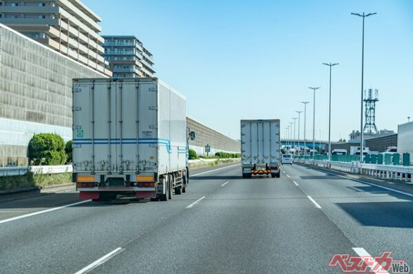 走行課税なんて導入されたらこの国の物流を支えるトラックなどはどうなってしまうのか(naka@Adobe Stock)