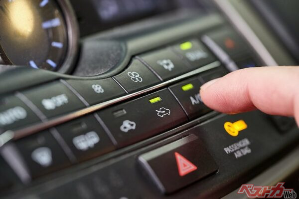 エアコンをこまめに切り替えると燃費はよくなるのか?(Adobe Stock@gudellaphoto)