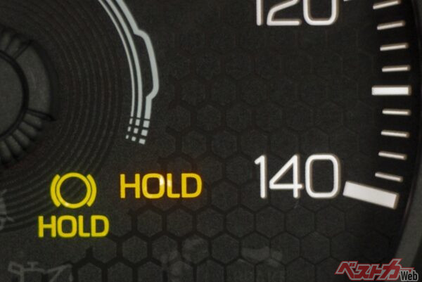 パーキングブレーキは駐車時にクルマが動かないよう固定するためのもので、オートホールド機能はフットブレーキを一時的にキープしてくれる機能です。その機能は異なります
