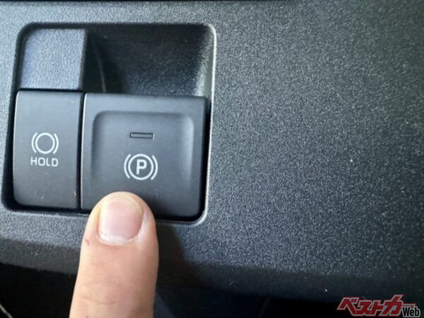 パーキングブレーキスイッチの操作方法は、メーカーによって多少異なる場合があります。クルマを使用する前に、説明書を読むなど操作方法を確認しましょう