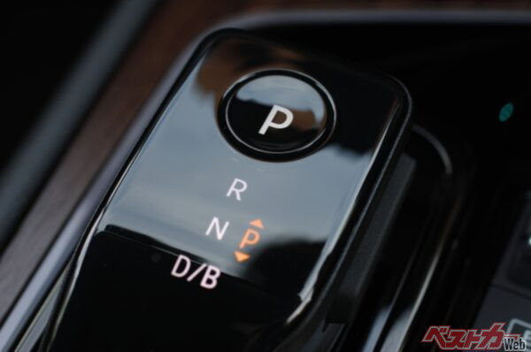 Pレンジがボタンになっている車種が増えている。特に高齢ドライバーになるほど、Pレンジボタンとパーキングブレーキスイッチを勘違いしている方が増えるので注意