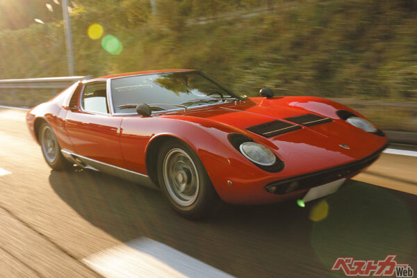 今回チャ武氏が試乗したのはランボルギーニ ミウラ P400S。カウンタックの派手さに隠れがちだが、スーパーカーとしての佇まいは負けてはいない