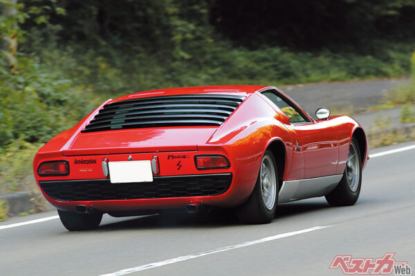 “走る芸術”たるスタイルがよく分かる一枚。低いルーフとセクシーなボディラインに思わずため息が漏れる