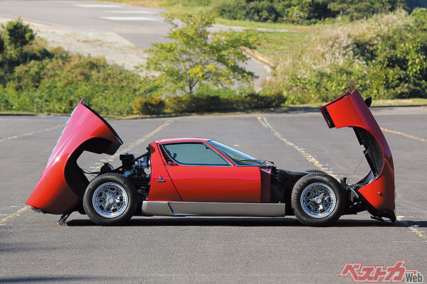 初見だと思わず「そこから開くの！」と言ってしまう「開き」のショット。スーパーカーブームの際、当時の少年たちはみんなこの姿を見たがった