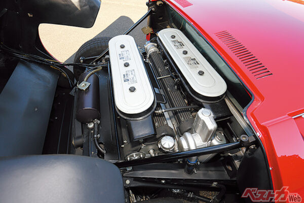 大きなV12エンジンを横置きで搭載する。設計はV12エンジンのスペシャリストであるジオット・ビッツァリーニ