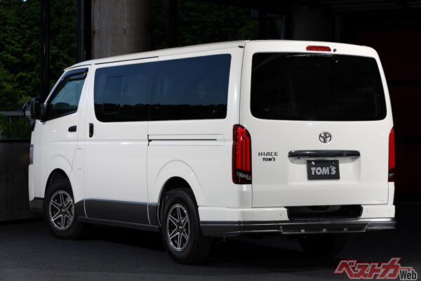 リアバンパー下のセンターはメッシュになっている。色々と工夫ができそうだぞ