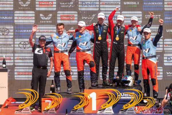 「子どもの頃からのヒーロー」と語るカンクネン代表（左）と喜びを分かち合った