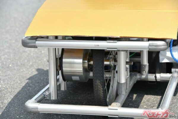 特注のコアレスモータ社製のインホイルモーターを搭載。ギアなどを内部に収めているため、非常にコンパクトな設計だ