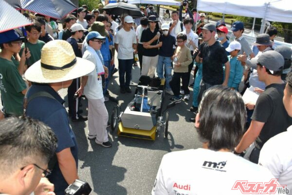 自動車メーカーのチームの技術に、ほかの参加者も興味津々。技術交流会では、多くの質問が寄せられた。来年さらに進化すれば、多くの中高生に刺激を与えることになるだろう