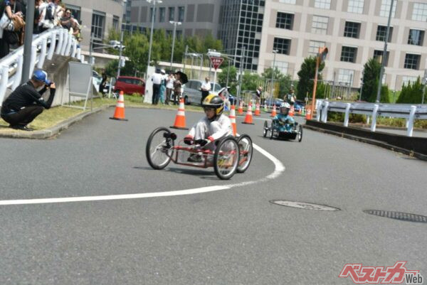 中高生が、それぞれ独自性を感じさせるマシンを製作。1周ごとにドライバー交代し、レギュレーションで決まったバッテリー1つで10周を走り切る競技だ