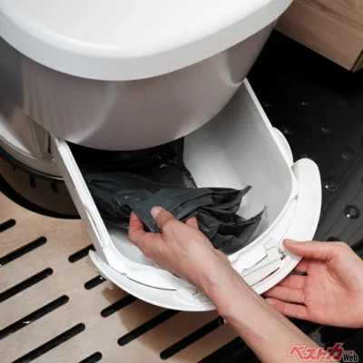 排泄物はボタンを押すだけで、自動でパック式に密閉され、クレサナトイレの下のトレイに落ちる構造