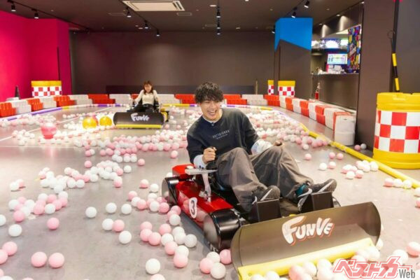 フィールド上の爆弾ボールを集めて、得点を競い合う対戦型ゲーム