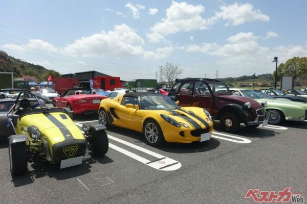 景色に映えるオープンカー＆レトロカーが集結！　写真は2025年4月宇部市開催の時のもの