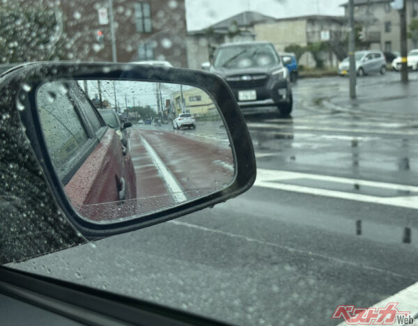 超撥水なサイドミラーフィルム登場!?　台風や秋雨や雪にも耐える!?　
