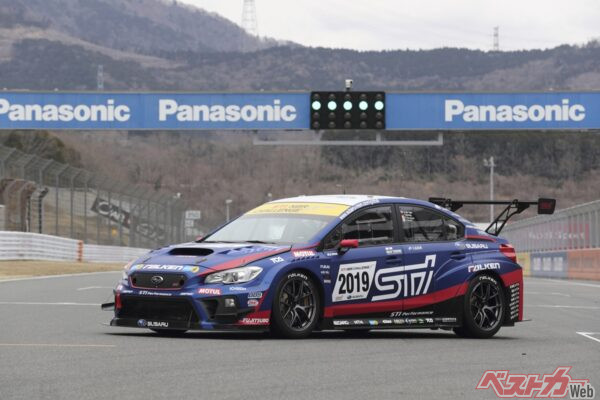 2019年のニュルブルクリンク24時間レースに参戦したWRX STI。サメ肌を再現した塗装が施されていた