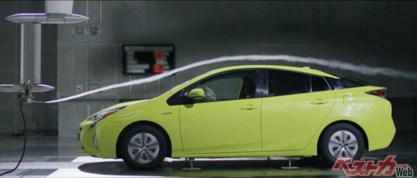 空気抵抗を軽減するための風洞実験が車両開発時に行われる