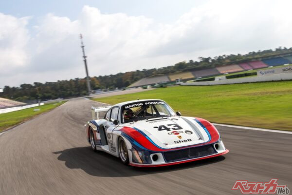 1970年代のスーパーカーブームで日本の子供たちに大人気だったマルティニカラーのポルシェ935。トランスフォーマーにもこのカラーリングのキャラクターが登場している