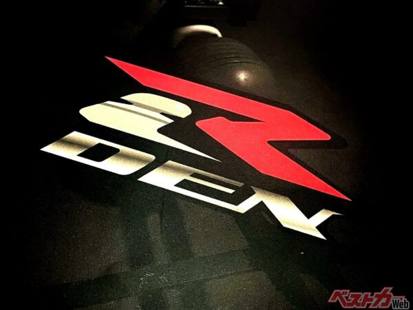 【スクープ！？】Sズキの未発売最新スーパーマシンのカタログをゲット！ 表紙には伝統の「R」の文字が刻まれる！