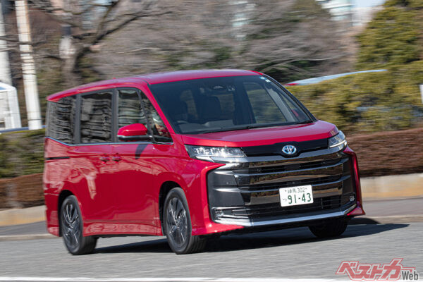 トヨタ ノア(ハイブリッドS-G・339万円)2022年1月登場。ガソリン2Lエンジン車は170psを発生し、充分に力強い走りを実現