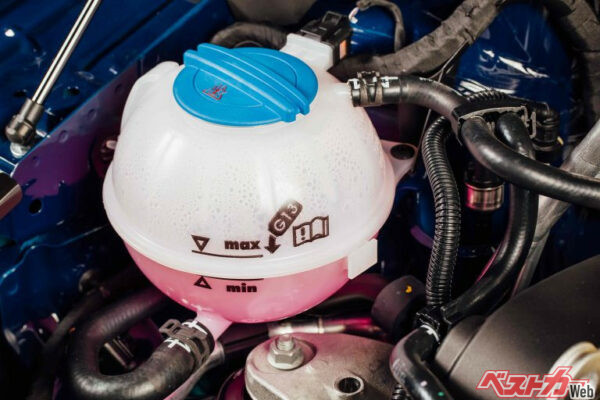 冷却水はラジエーターリザーバタンク内の冷却水の量 が規定の範囲（MINとMAX）にあるかを点検。 定期的な交換の必要性があり、定期点検などに整備工場で交換。 冷却水の量が減るとエンジンがオーバーヒートを起こし、最悪の場合エンジン交換が必要になる