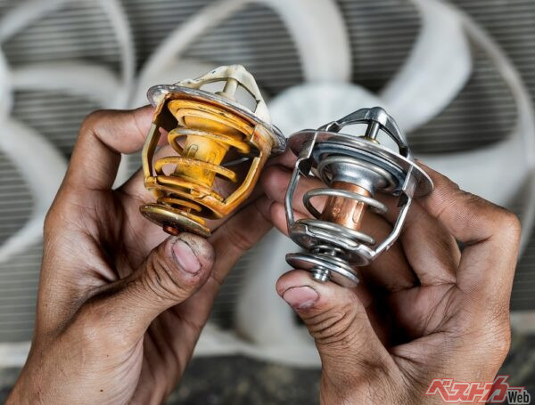 サーモスタット故障によりファンが回らなくなるとオーバーヒートする。右が新品( Byrd Setta@Adobe Stock)