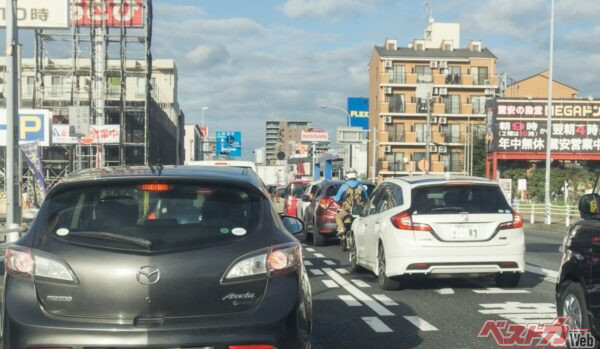 オーバーヒートを避ける意味でも猛暑日の大渋滞はできれば避けたい（xiaosan@Adobe Stock)