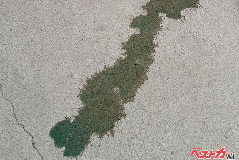 クルマの下から漏れている液体が無色透明ではなく、緑色や赤色だったら冷却液（ロングライフクーラント：LLC）の漏れだ。漏れやすい箇所はラジエター本体、ラジエターホース、ヒーターホース、ウォーターポンプなどがある