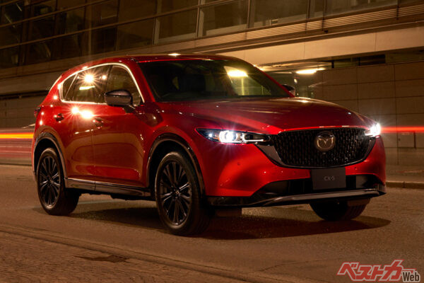 マツダ CX-5（XDブラックセレクション・345万9500円）2016年12月登場。2.2Lディーゼルターボは45.9kgmのトルクを発揮し、走りはパワフル