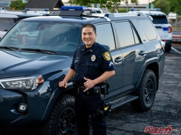 日本でいうところの覆面パトカーと思いきや、ボディ上部にはしっかりと固定式のランプが。マイカーのパトカーはデカールなしになるとのこと。