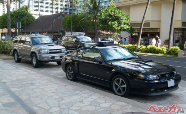 デカールなしのマイカーパトカー2台。マスタングとトヨタの4ランナー（日本名ハイラックスサーフ）。